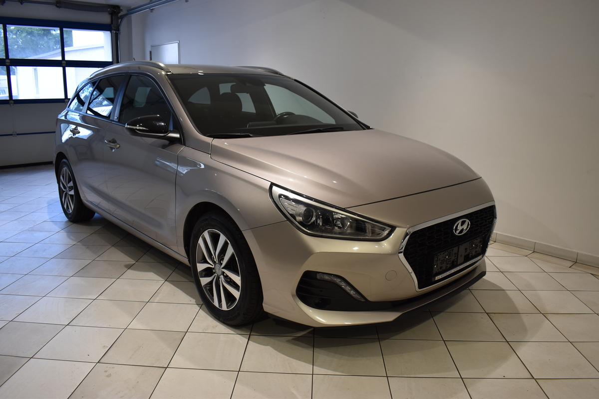 Hyundai i30 cw go PDC V+H AHK Kamera